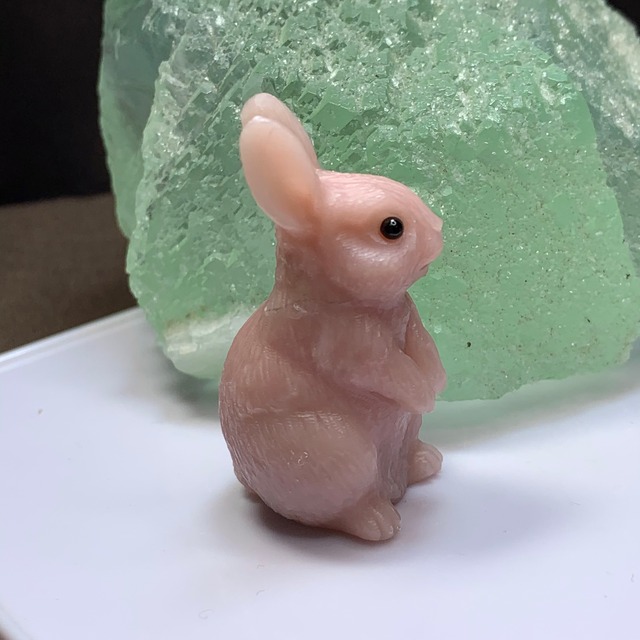 1.グリーンフローライト原石クラスターに住み着いているピンクオパールうさぎ