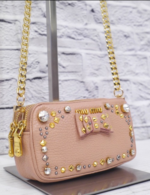 【美品】miu miu ミュウミュウ ビジュー スタッズ リボン チェーンストラップ クロスボディ ミニ ショルダー バッグ ポーチ ピンクベージュ