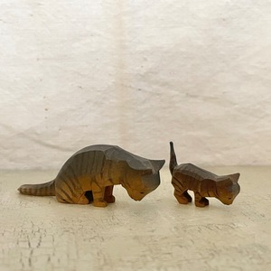 小さな木の猫親子