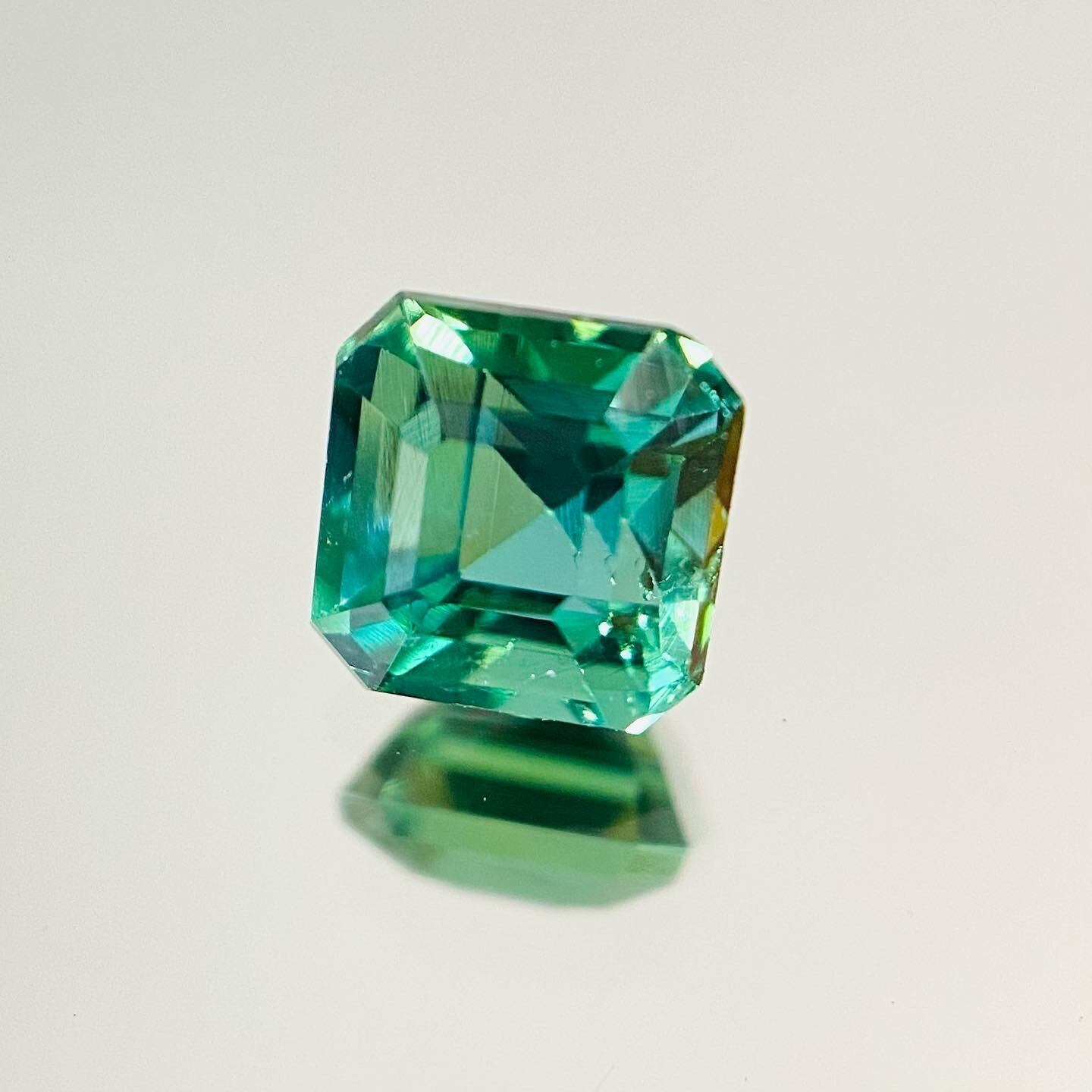 深くて不安定なエメラルドカラー トルマリン4