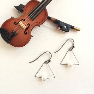 ヴァイオリン、ヴィオラ弦のトライアングルピアス  V-028  Violin,viola strings triangle pierces with pearls 