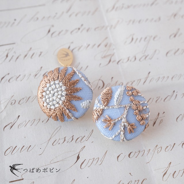 サリーボーダーのクリップ◎ペールブルーベージュ／花B【つばめボビンのクリップシリーズ】