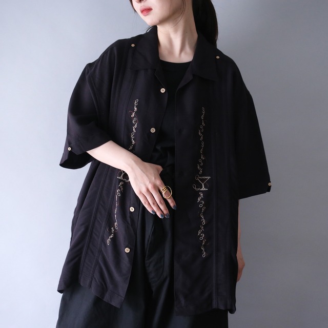 "刺繍×カクテル" symmetry design over silhouette h/s shirt