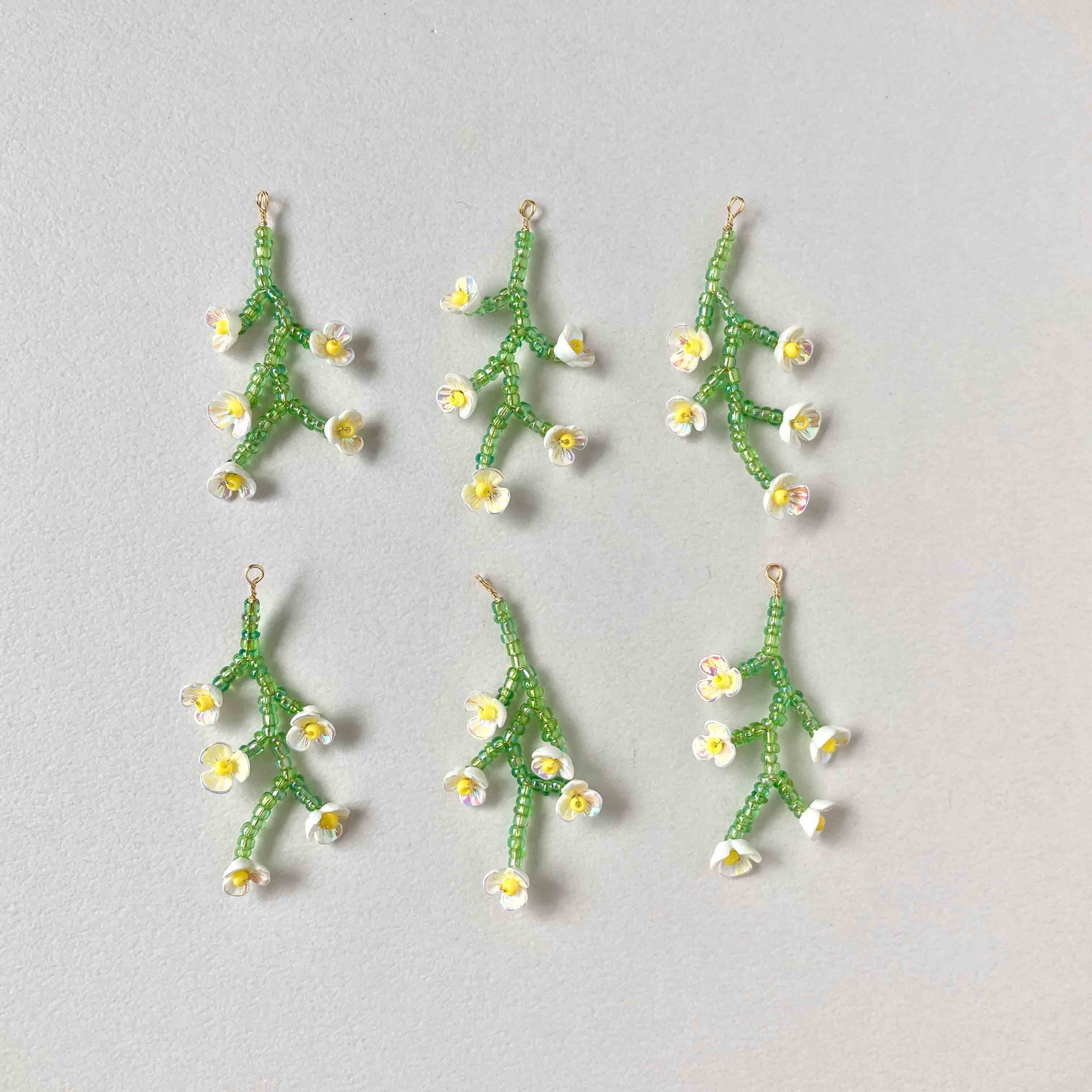 白い小花のビーズワーク枝チャーム《オンライン限定》
