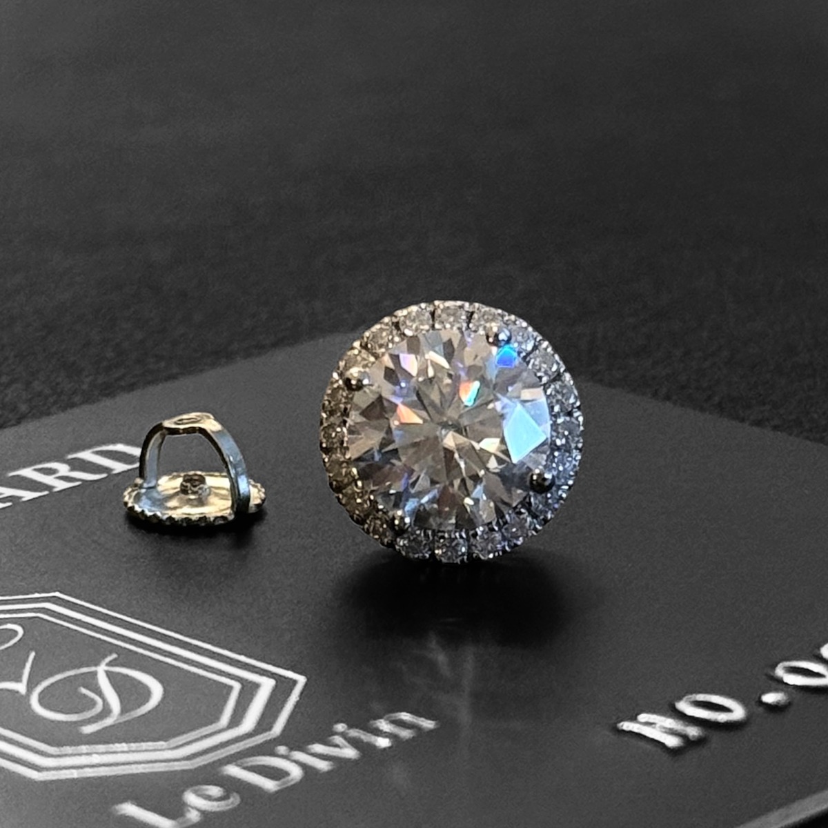 メンズにもおすすめ片耳用ピアス 2.2ctモアサナイト ヘイローピアス