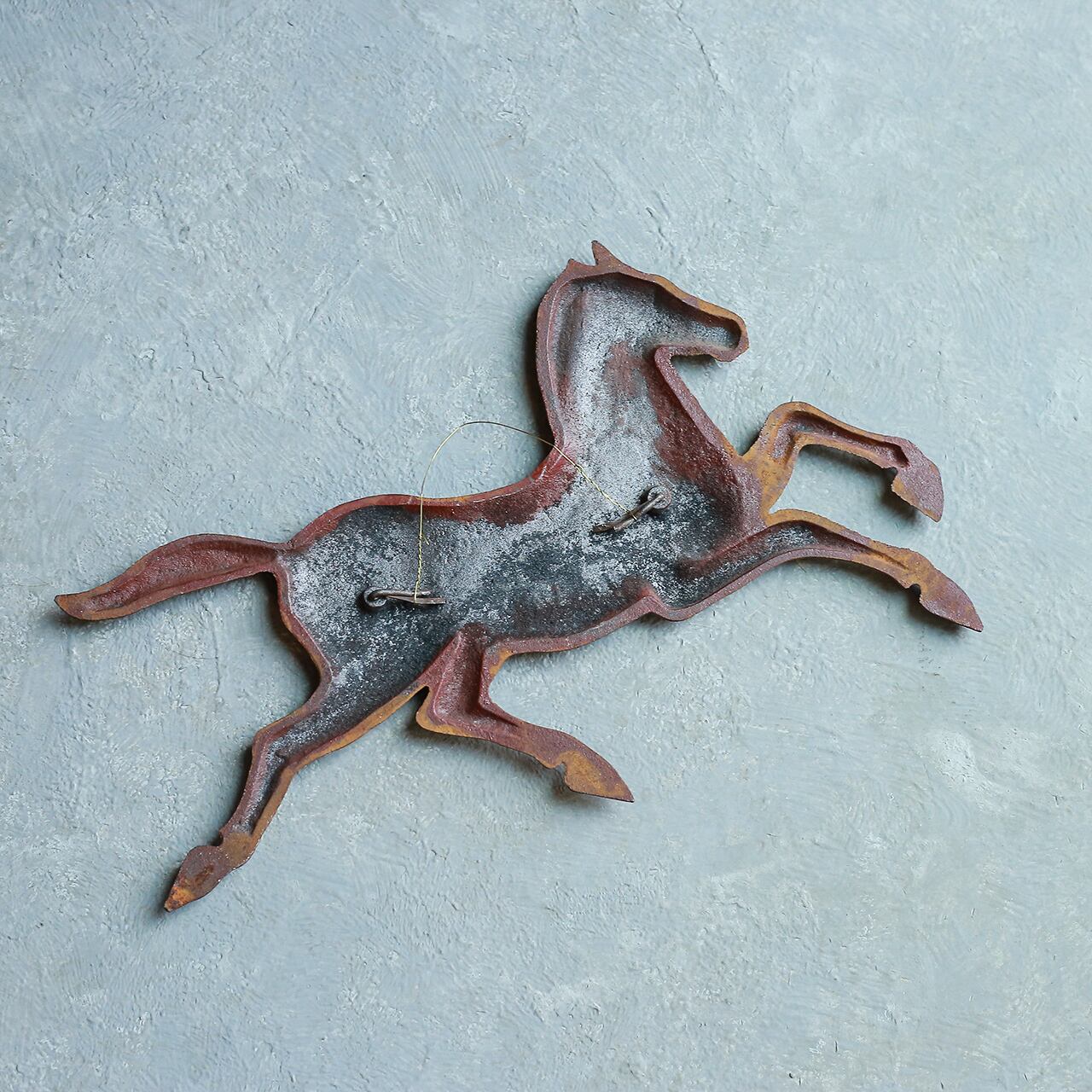 跳ねるように走る、馬の壁掛け | 木と、輝と。| 一点もの ヴィンテージ