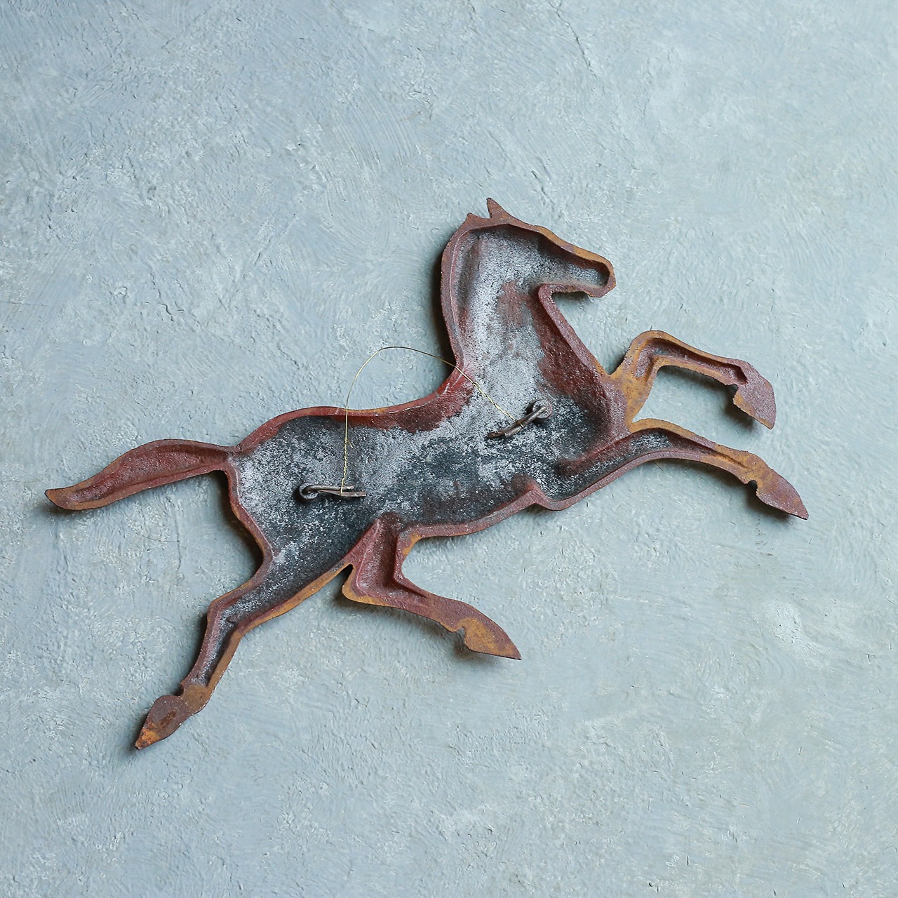 跳ねるように走る、馬の壁掛け