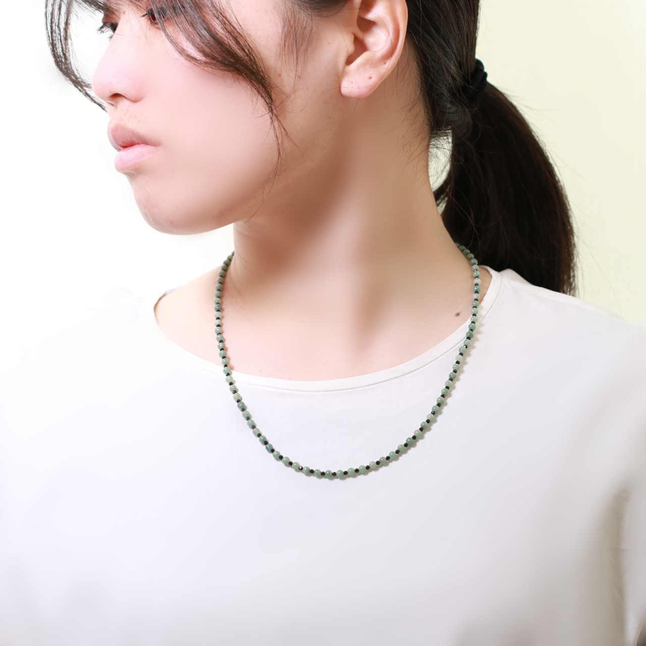 小粒でも透明感のある優しいグリーンの丸珠翡翠 ブラックスピネル  50cm ネックレス A貨翡翠 jd_ne1070