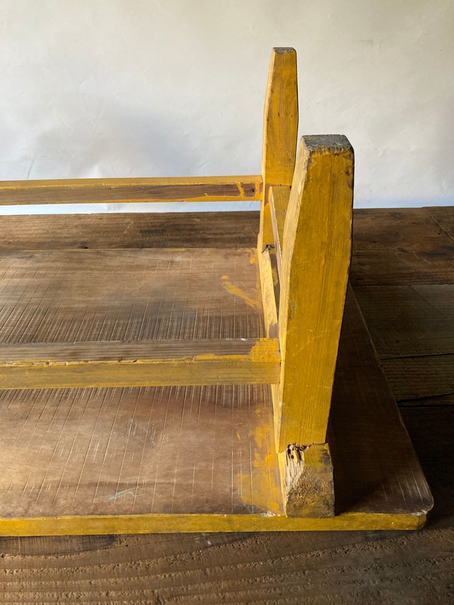 古い幼稚園の机