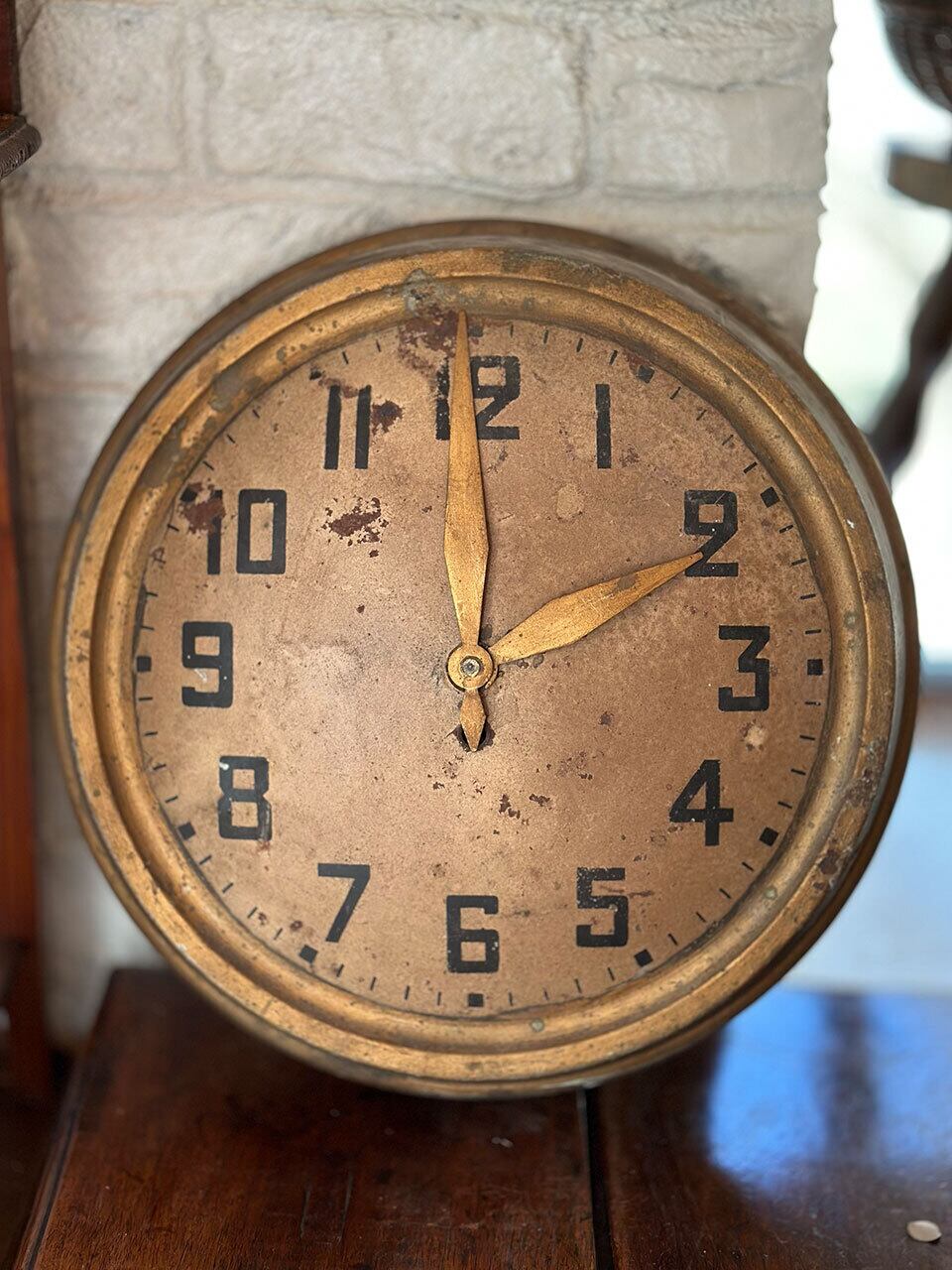 ブリキ製 金色の壁掛け時計 ウォールクロック | Brocante de La