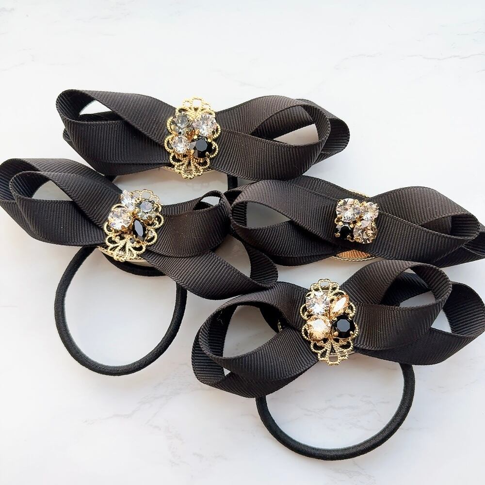 グログランリボンxビジューチャームヘアゴム