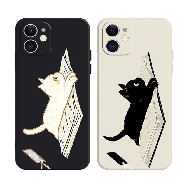 かわいい ねこ 猫 ネコ スマホケース iPhone SE3(第3世代) 用 ケース 本の上に横たわる子猫 シリコーン クリアケース バンパー 傷つきにくさを向上 Bホワイト ARPE