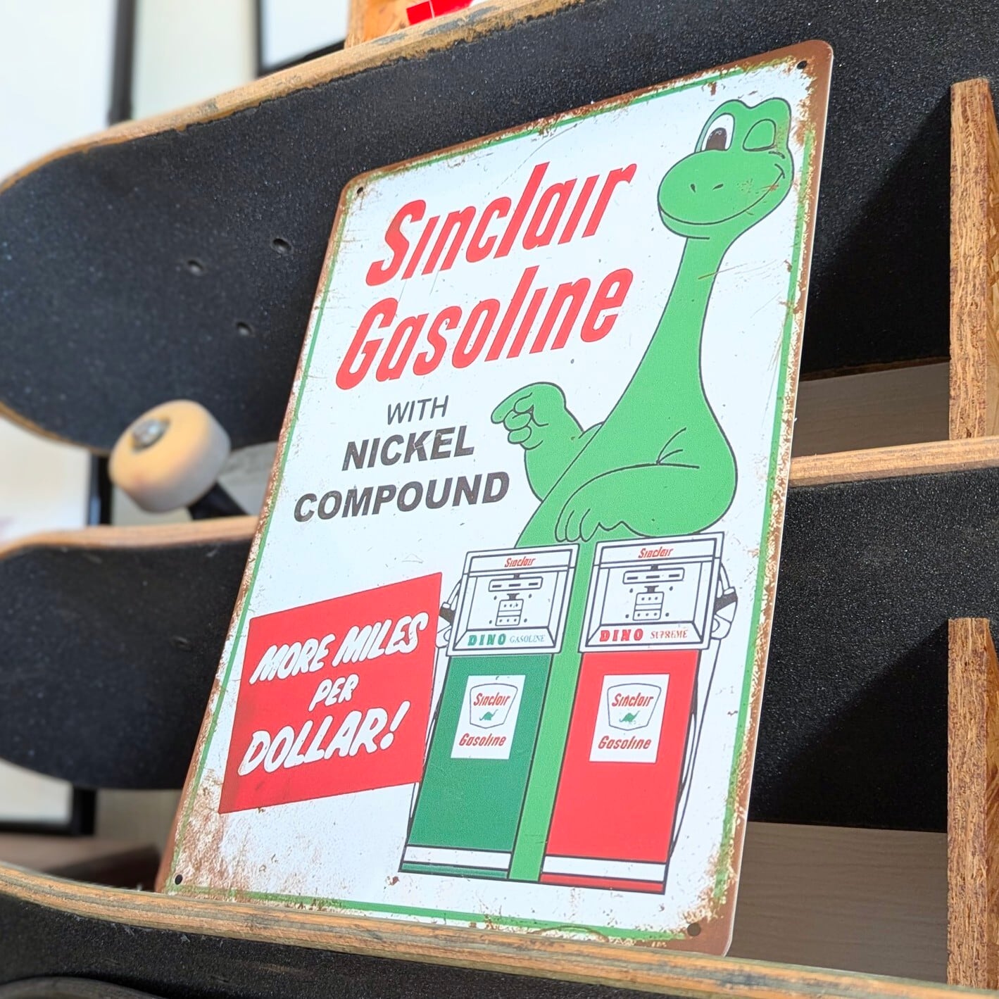 送料無料!ちょうどいいブリキ看板 【 Sinclair Oil Corporation ( シンクレア・オイル ) 】『 Dino ディノ 』石油会社 / METAL SIGN / メタルサイン / ブリキ看板 / サインボード / ビンテージ加工〚アメリカン雑貨 アメトイ〛
