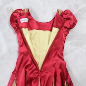 フラダンス 衣装 ワンピース ドレス レッド系 Laau Mana 日本製 ハワイアン アロハ レッスン 練習 フラ ダンス サテン レース 高級感 おしゃれ 上品 かわいい 大人っぽい 光沢感 ラメ ゴールド系 赤 金 フラダンス ドレス サテン衣装 高級 フラ レッスン 用 おしゃれ ワンピース レディース フラ姿 フラの衣装 パーティー服 かわいい 赤いドレス ゴールド レース アロハスタイル 上品な衣装 優雅なデザイン