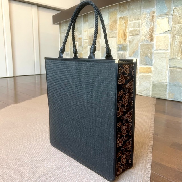 nternational Japan Fashion Gala 2026 Exclusive | Hokusai “The Great Wave” – Walnut × Nishijin Textile × Washi Tatami Bag