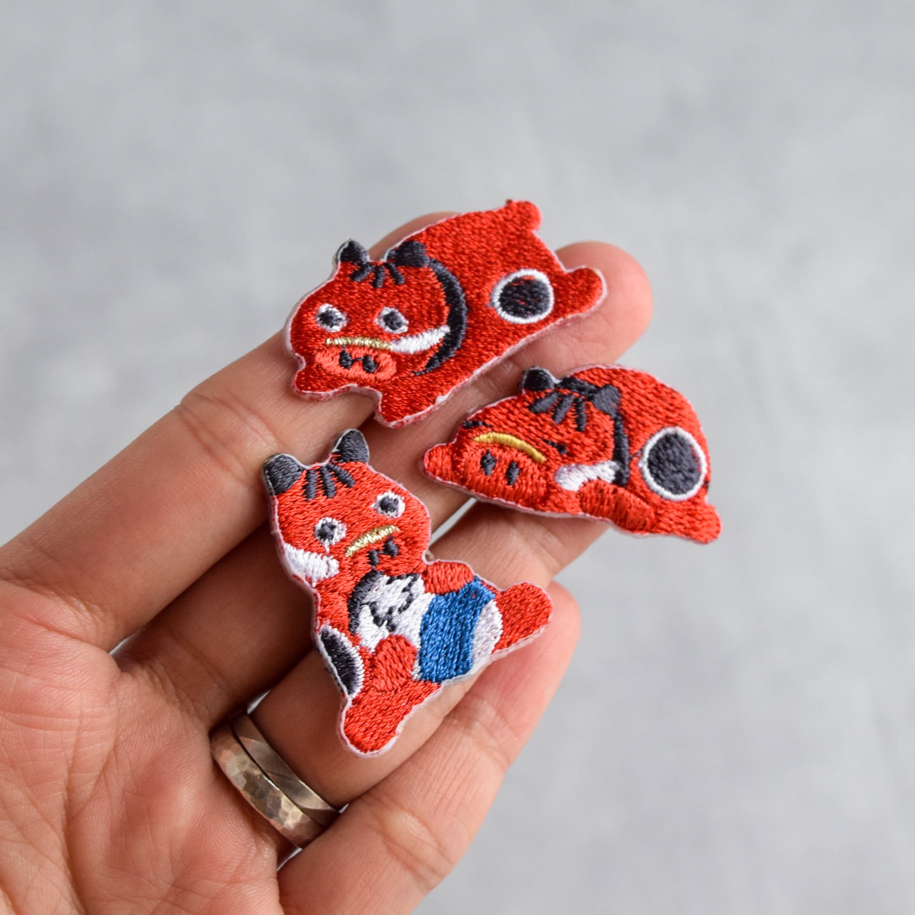 2025新作】ゆる～い赤べこの刺繍ステッカー&アイロンワッペン