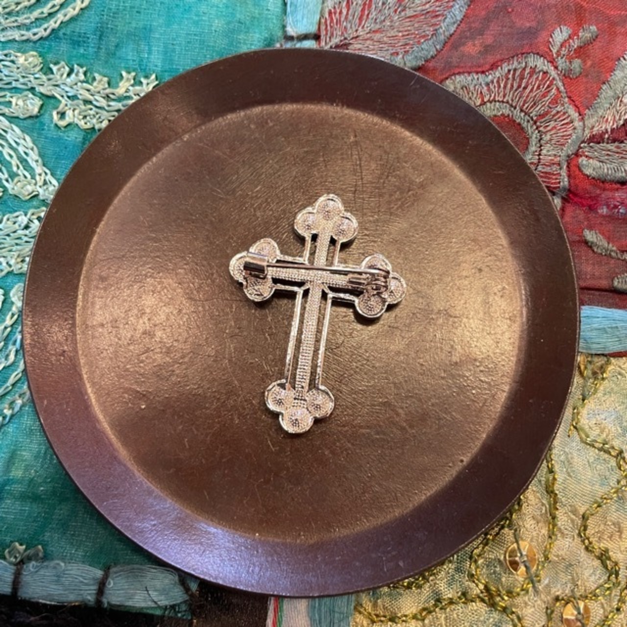 TOPANGA Jewelry Bijou art brooch Silver Cross / ビジューアートブローチ シルバークロス プレゼント プチギフト ジャケット 帽子 バッグ ニット キラキラ アクセサリー かわいい ファッション小物