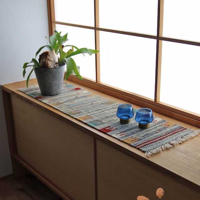 【即納可】ロゴバキリム｜希少な「石染め」・暮らしを守る「ハンド」紋様（卓上サイズ） No.23135（120cm×34cm）