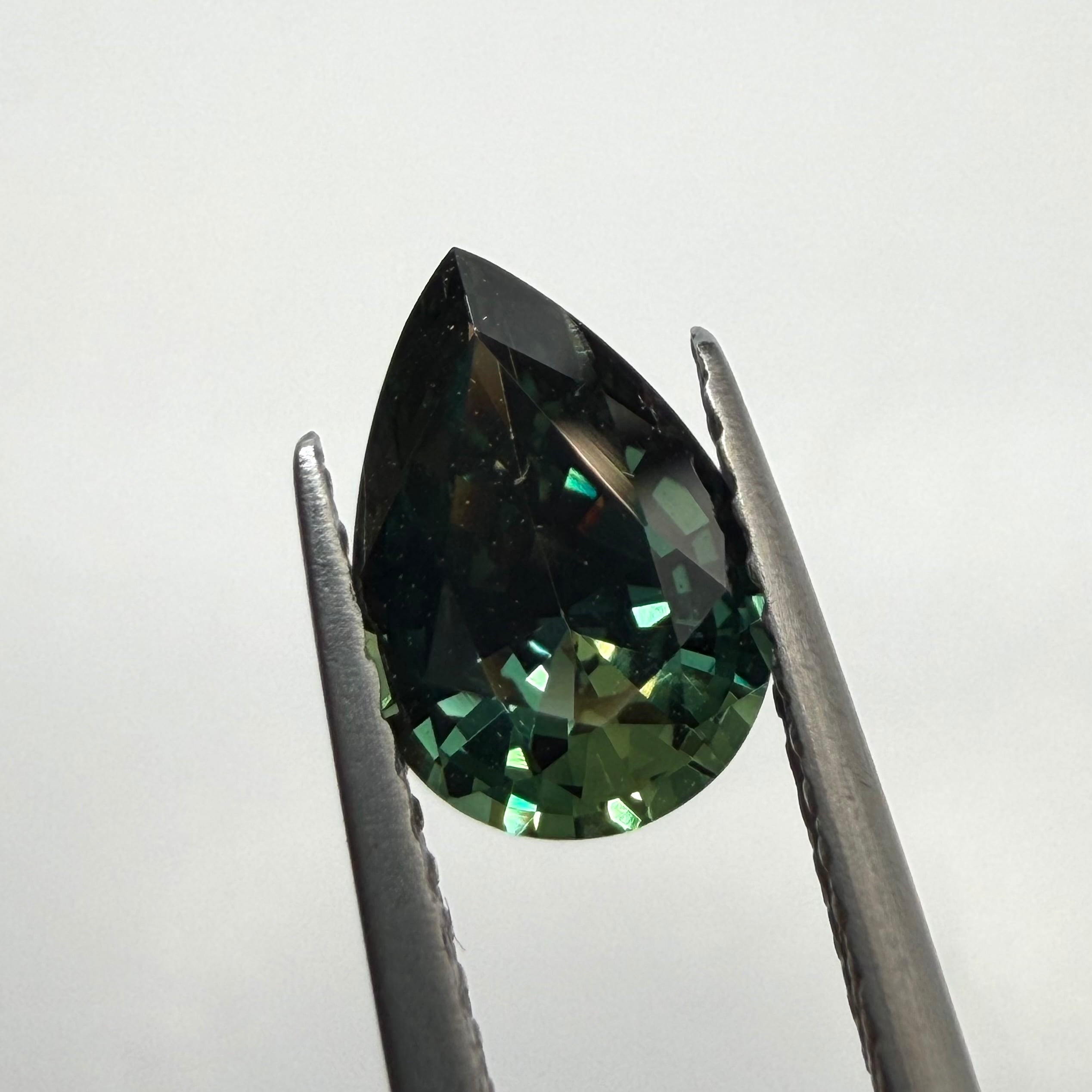 様々な色が見えるティールサファイア