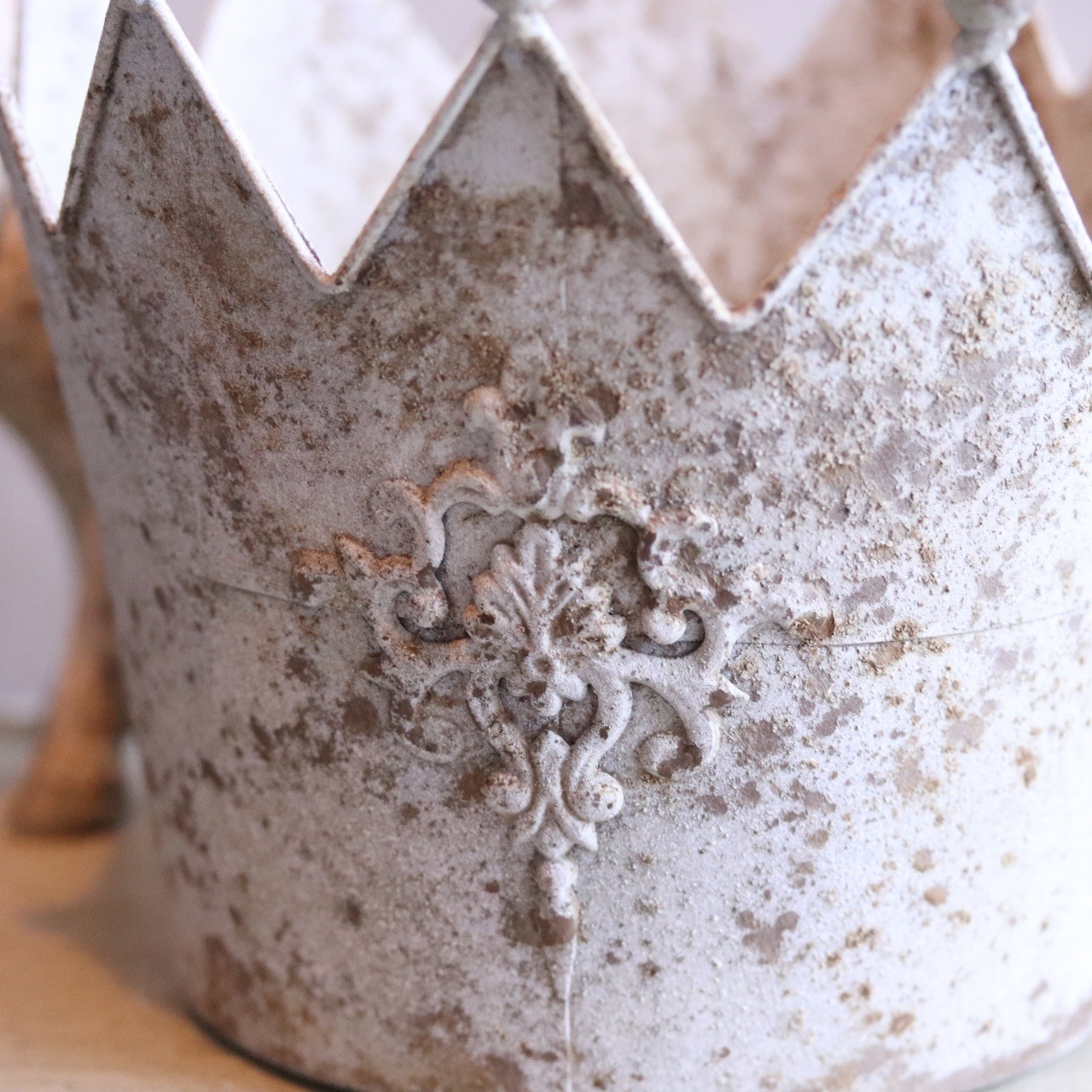 mondimanche 植木鉢　クローヌポットMW｜シャビーシック　王冠デザインでお花とよく合う　UF622