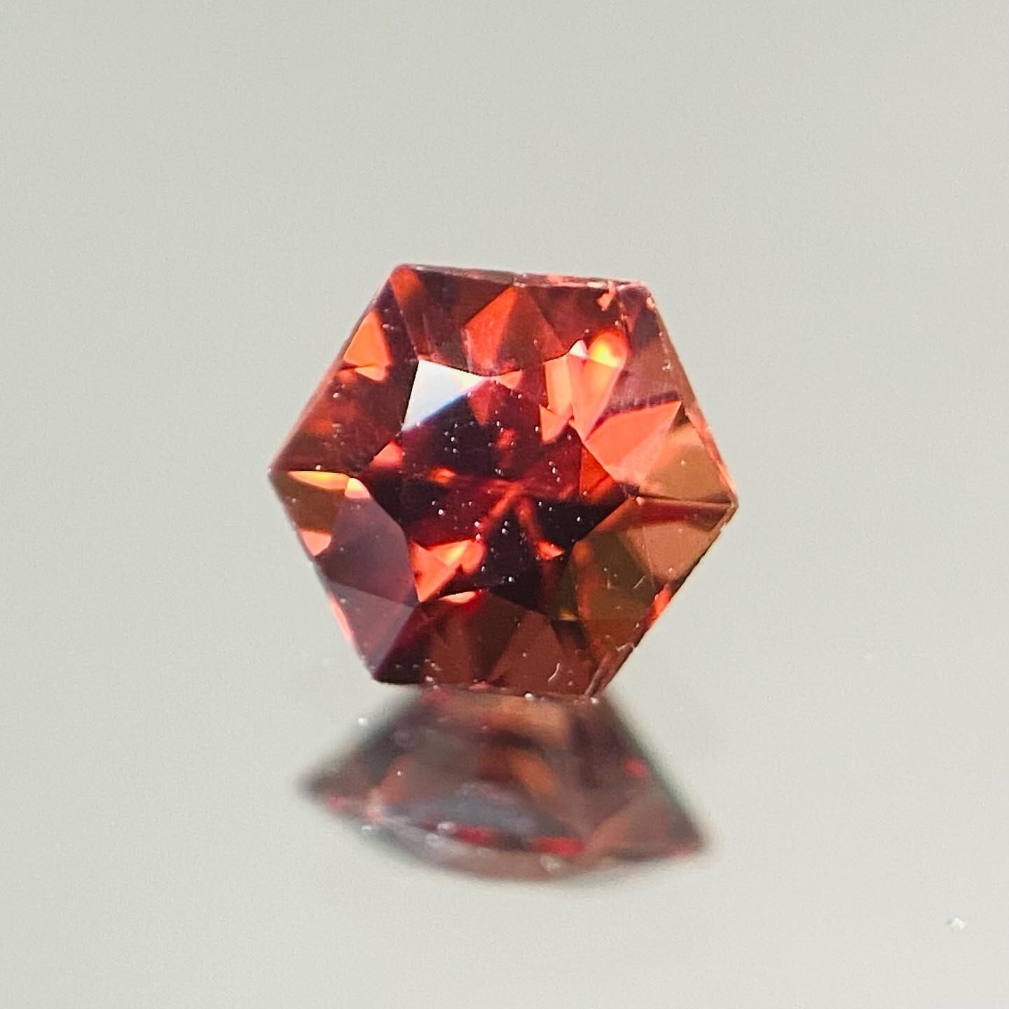 赤い星 オレンジ〜レッドジルコン