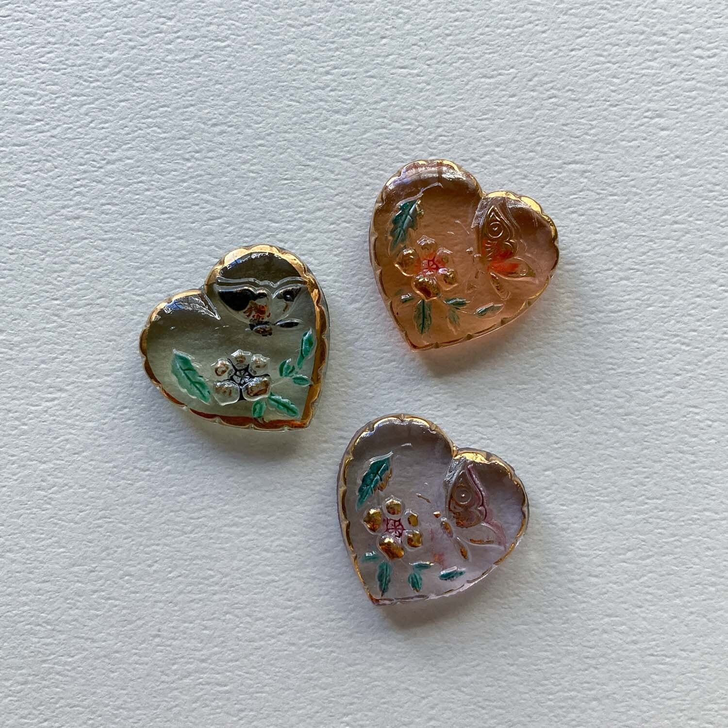 ご確認用◆チェコ　ヴィンテージアクセサリー◆Husar.D チェコヴィンテージ 蝶と花模様のハート型ガラスカボション | Dua