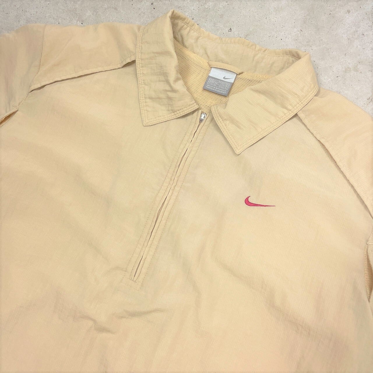 00年代 NIKE ナイキ スモールスウォッシュ 半袖 ハーフジップ プルオーバージャケット メンズL 古着 スウォッシュロゴ ワンポイントロゴ刺繍  Y2K 00s ビンテージ ヴィンテージ ベージュ クリーム色 【ナイロンジャケット】 | cave 古着屋【公式】古着通販サイト