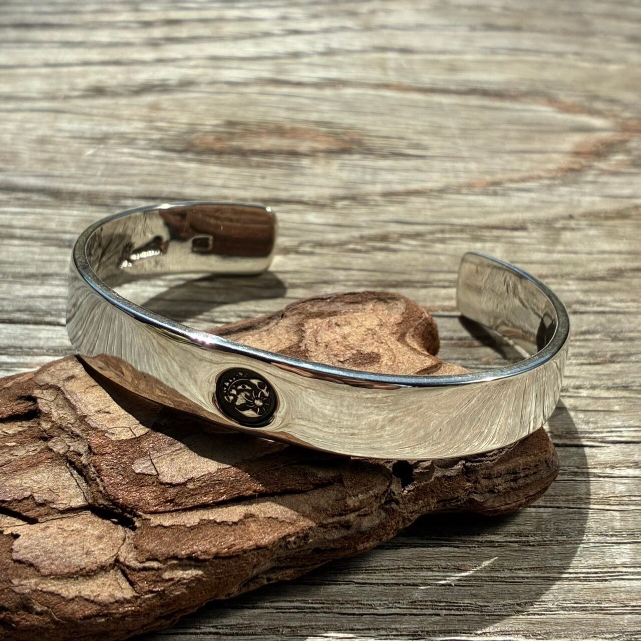 Hammmered Logo Bangle- M | 彫金工房アルソミトラ