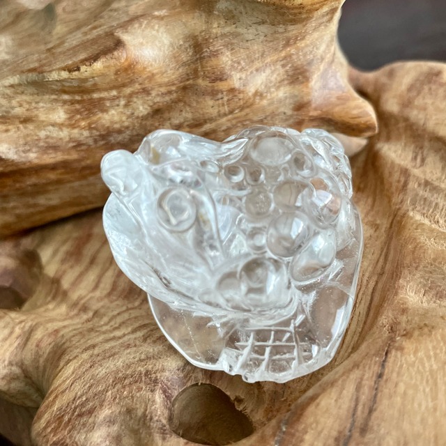 クォーツの三脚蟾蜍（さんきゃくせんじょ）共に歩み・共に育つ