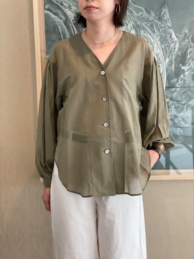 涼やかで洗練されたシアーシャツ