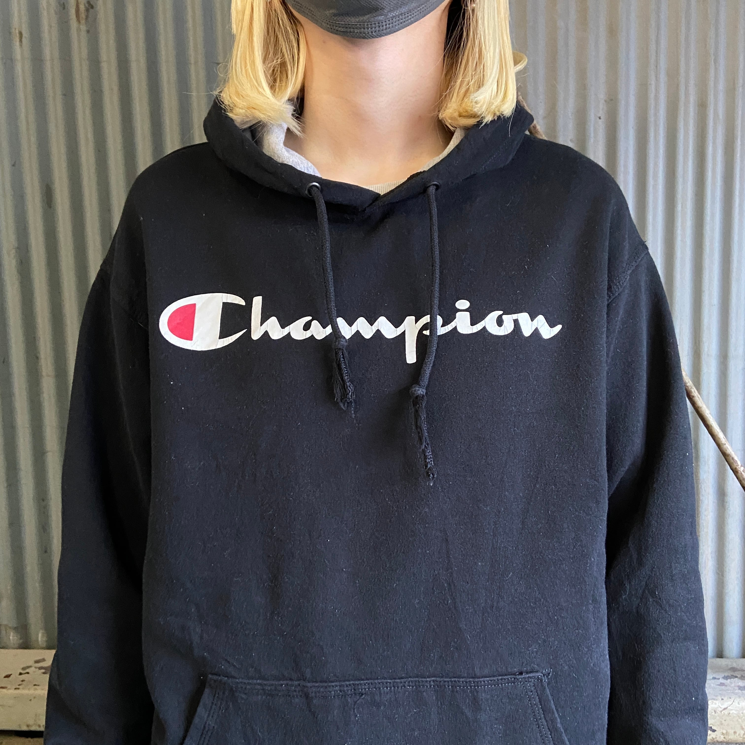90s チャンピオン 刺繍ロゴ パーカー 黒 古着 レディース vintage Champion（チャンピオン） パーカー 「ヴィンテージ古着」90~00's