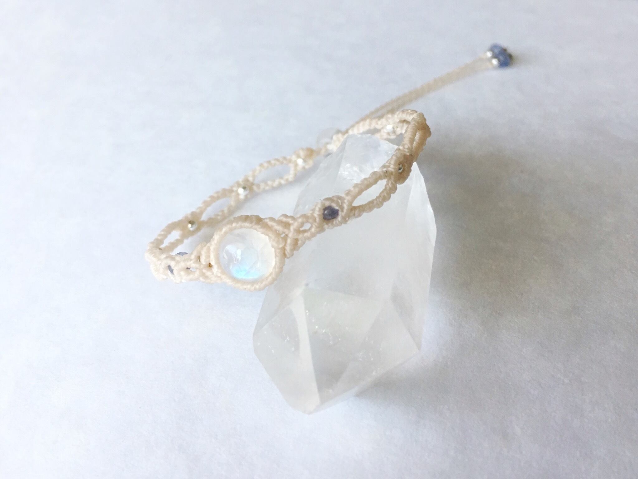 ホワイトラブラドライト macramé necklace