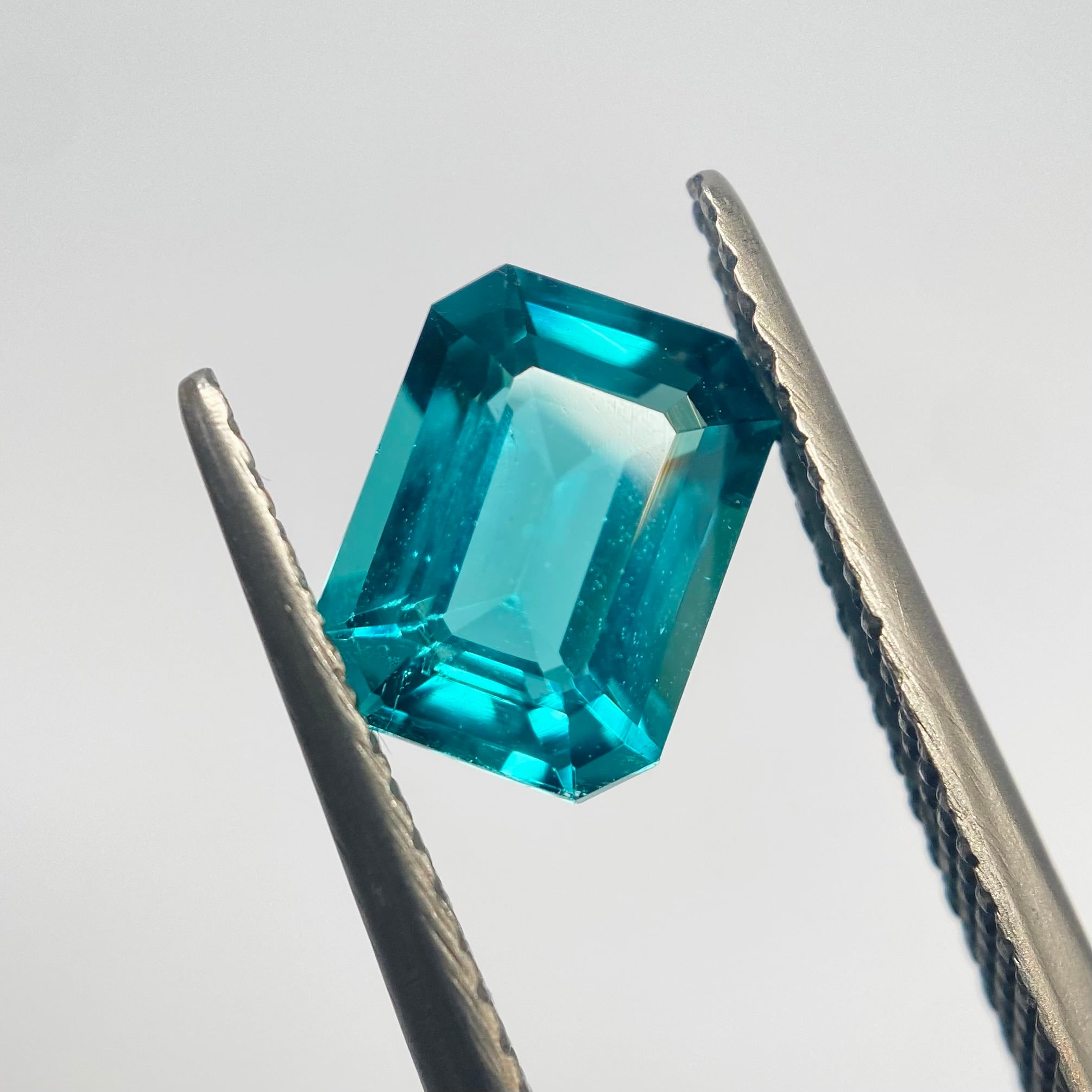 鮮やかなラグーントルマリン