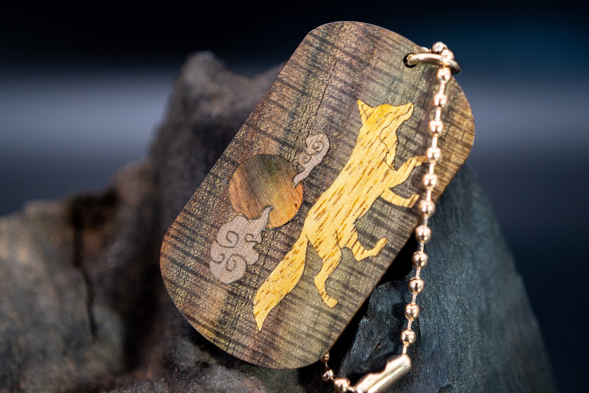 【21世紀最高峰の材】サイアミーズローズウッド マイクロカーリードッグタグ 象嵌 十五夜きつね