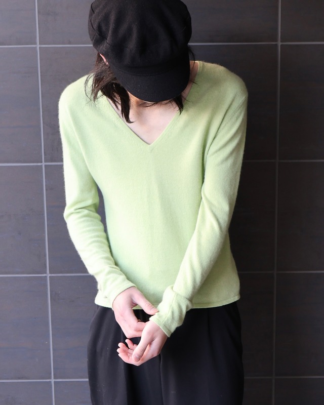 100%cashmere short length Vneck knit