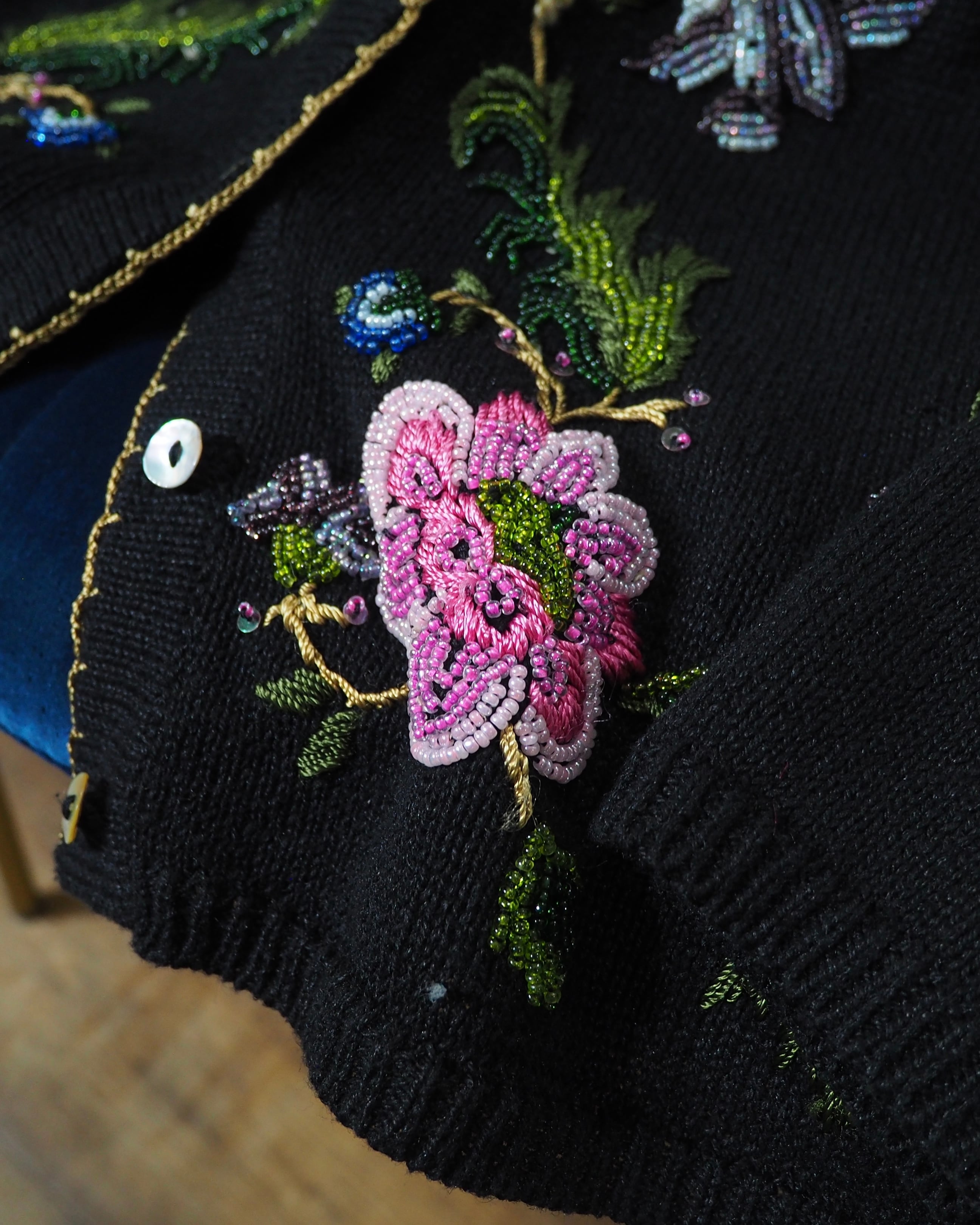 1990s Beautiful Flower Bijou Decoration Vintage Knit Cardigan