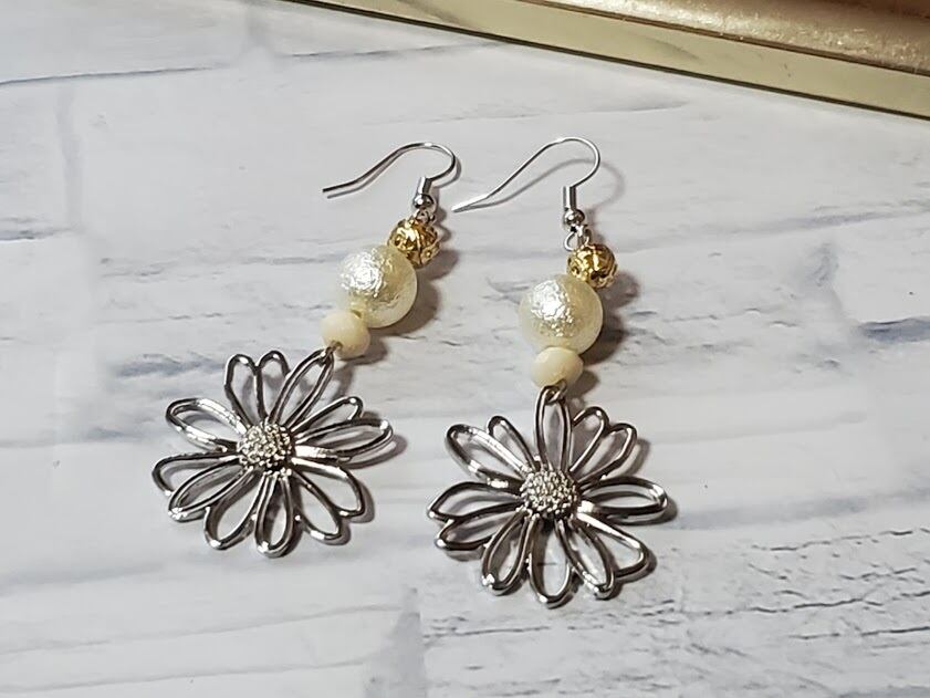 ☆マヒナハワイ・お花とビーズのおしゃれピアス☆ | ハンドメイドと