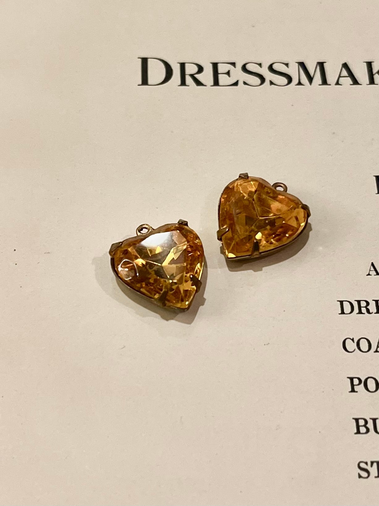 【ヴィンテージ ガラス チャーム》アンバーamberカラー ハート アンティーク素材 手作り ハンドメイド 約1.7cm×1.3cm(フープ含む) 2個