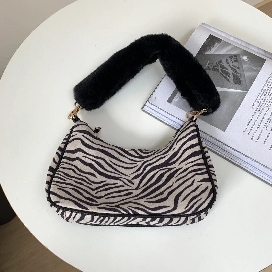 ファーハンドル柄バッグ