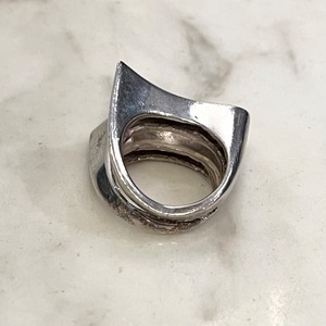 vintage heavy gauge " V " ? signet ring