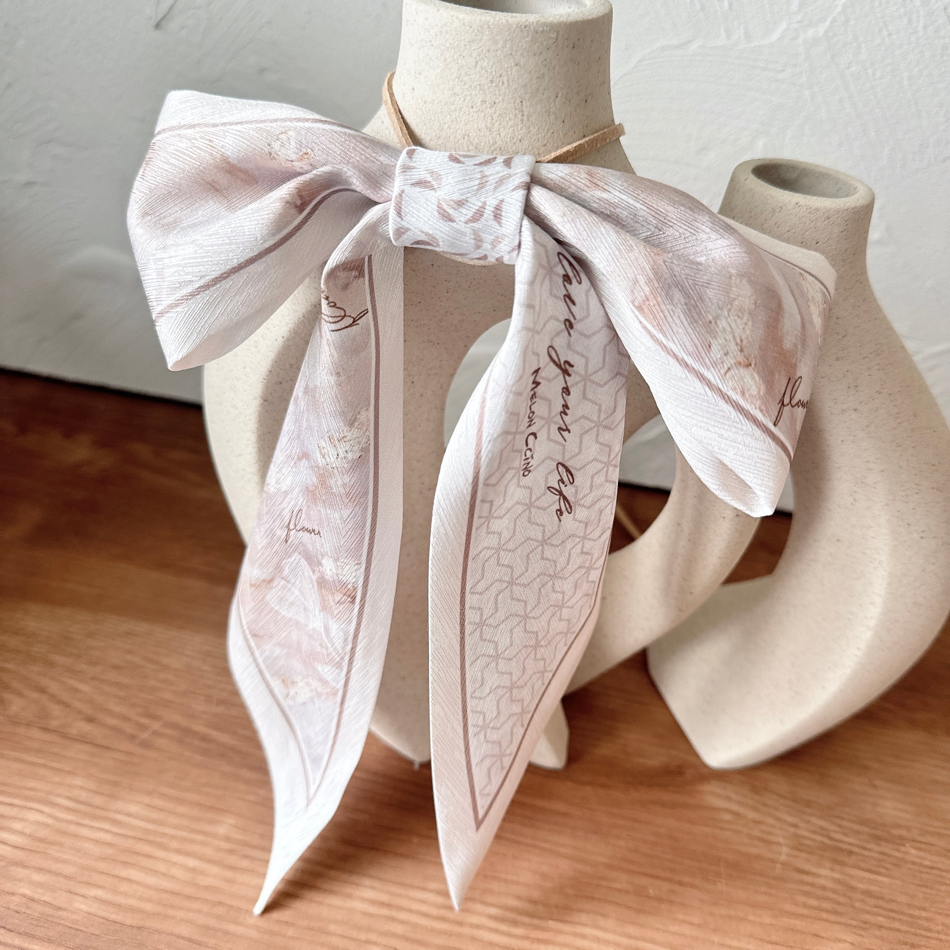 淡色スカーフリボンネックバンド