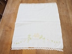 縁編みとイエロー花刺繍のマット(破れあり) 画像1