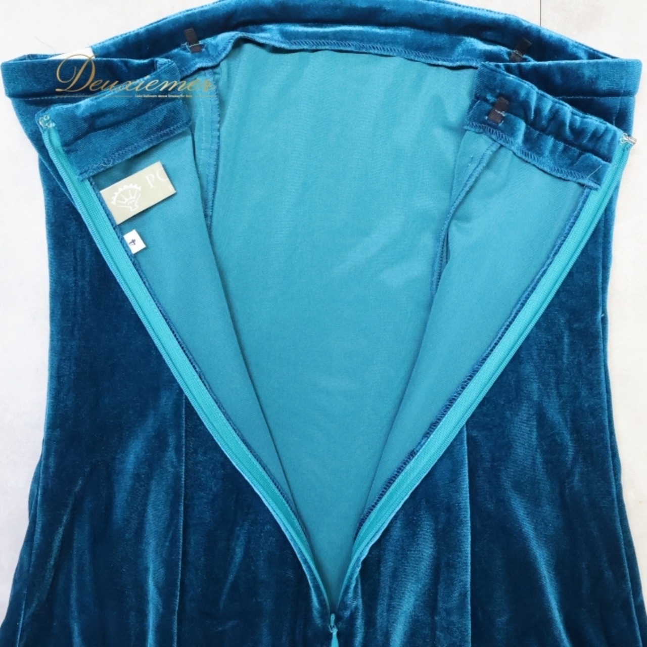 フラダンス 衣装 ワンピース ドレス アレミティ ブルー系 POERAVA BY AREMITI 日本製 ベロア チューブトップ ワンカラー 無地 きれい 上品 高級感 かわいい 華やか 鮮やか ピーコックグリーン ハワイアン アロハ フラ ダンス レッスン