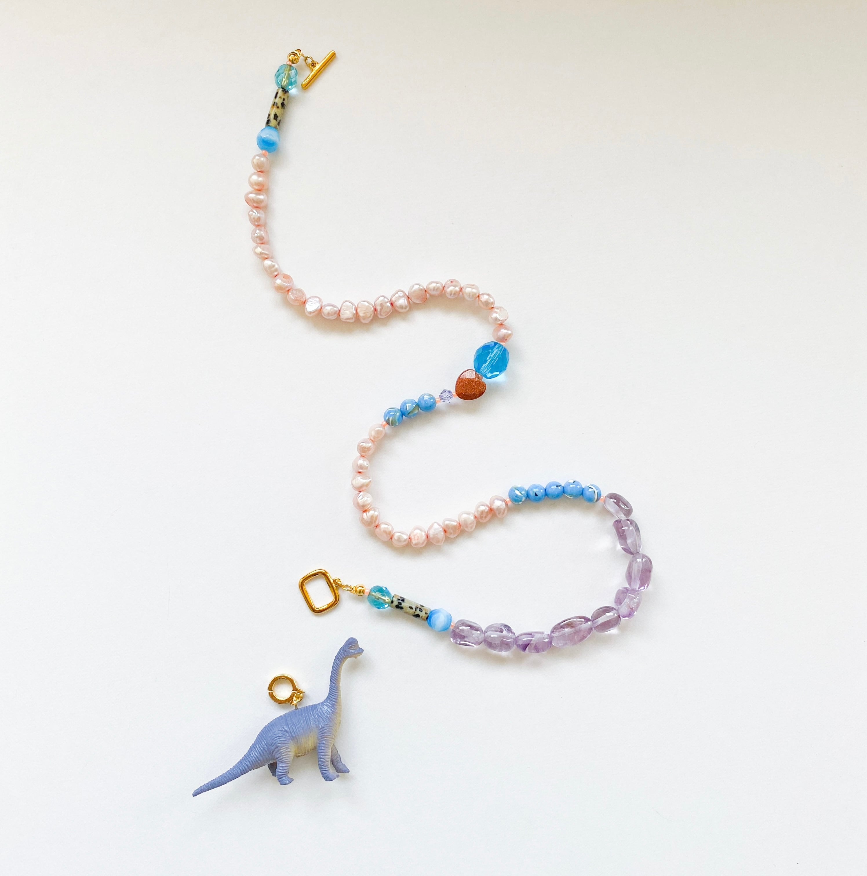 淡水パールとビーズのネックレス(たまに天然石）恐竜チャームつき