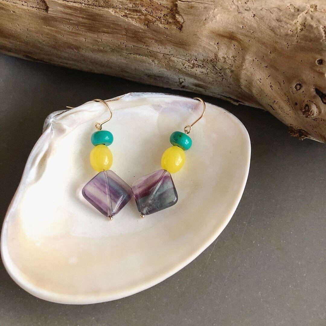 フローライトとアンティークガラスパーツのピアス