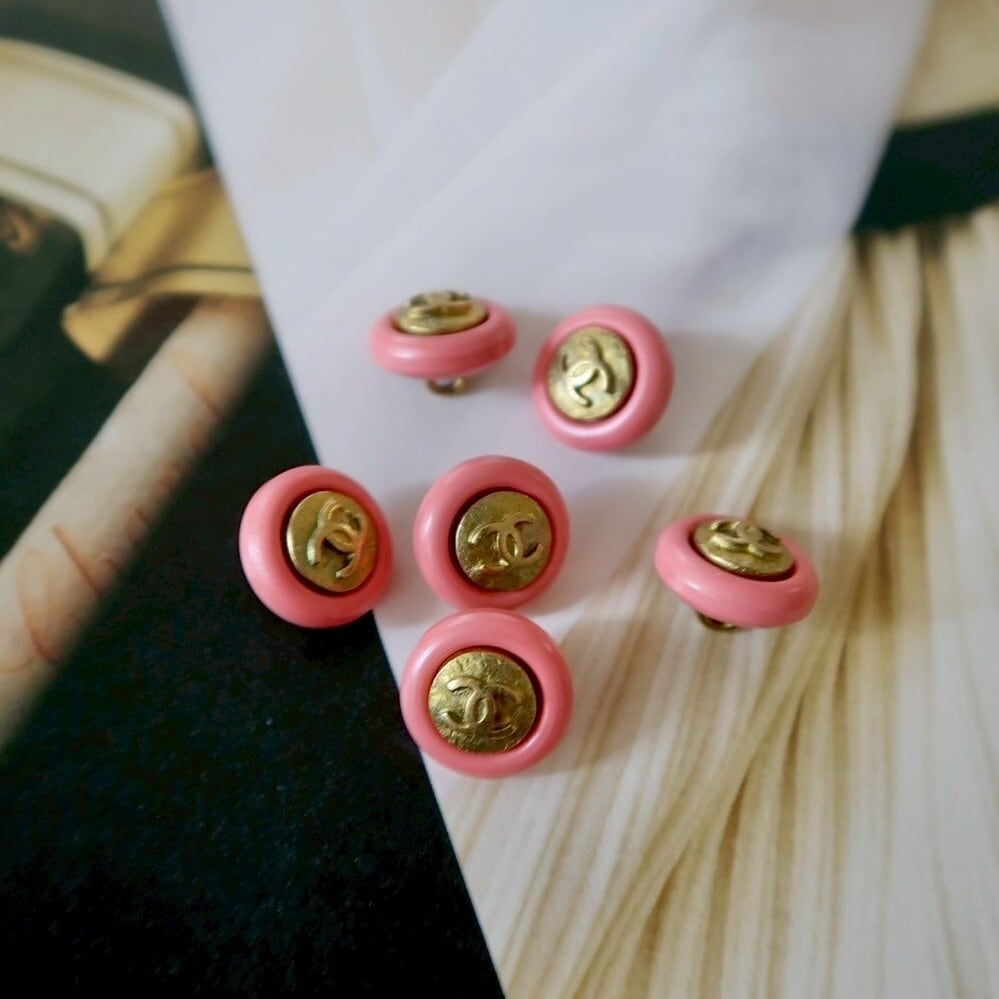 VINTAGE CHANEL BUTTON】ピンクフレーム ゴールドココマークボタン