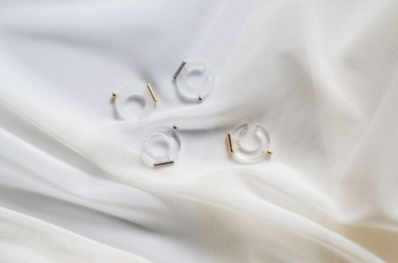 Tema' Baco - Matte “moonC” ：Silver｜半透明アクリル×マット曲線／2WAY（イヤーカフ）