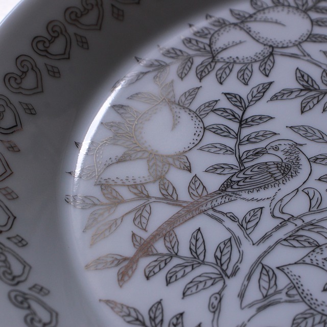 有田焼　白磁プラチナ　鳥に柘榴彫　7寸深皿