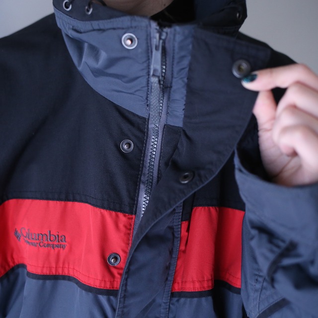 "Columbia" 3-tone good coloring over silhouette mountain jacket