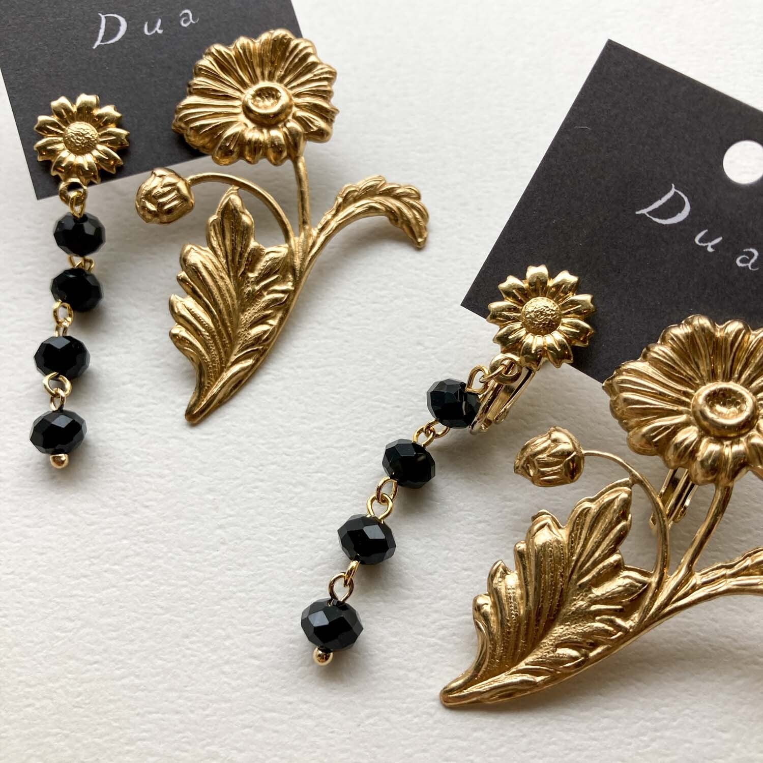 真鍮お花と黒カットビーズの〈ピアス/イヤリング〉 | Dua-アクセサリー